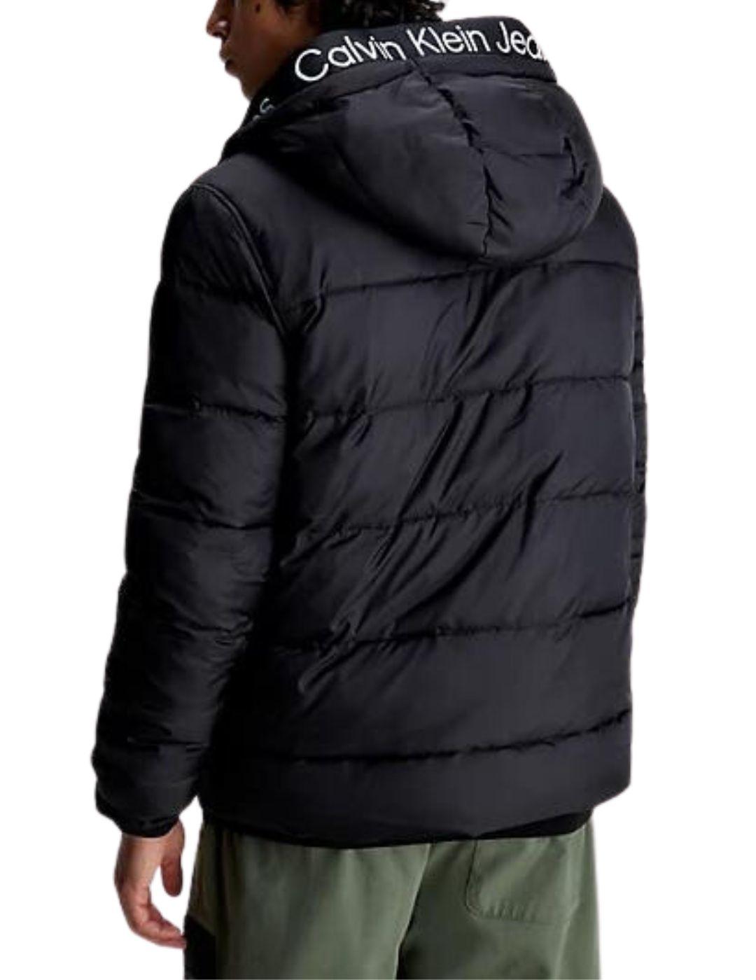 Chaqueta ligera Calvin Klein de plumas en material reciclado