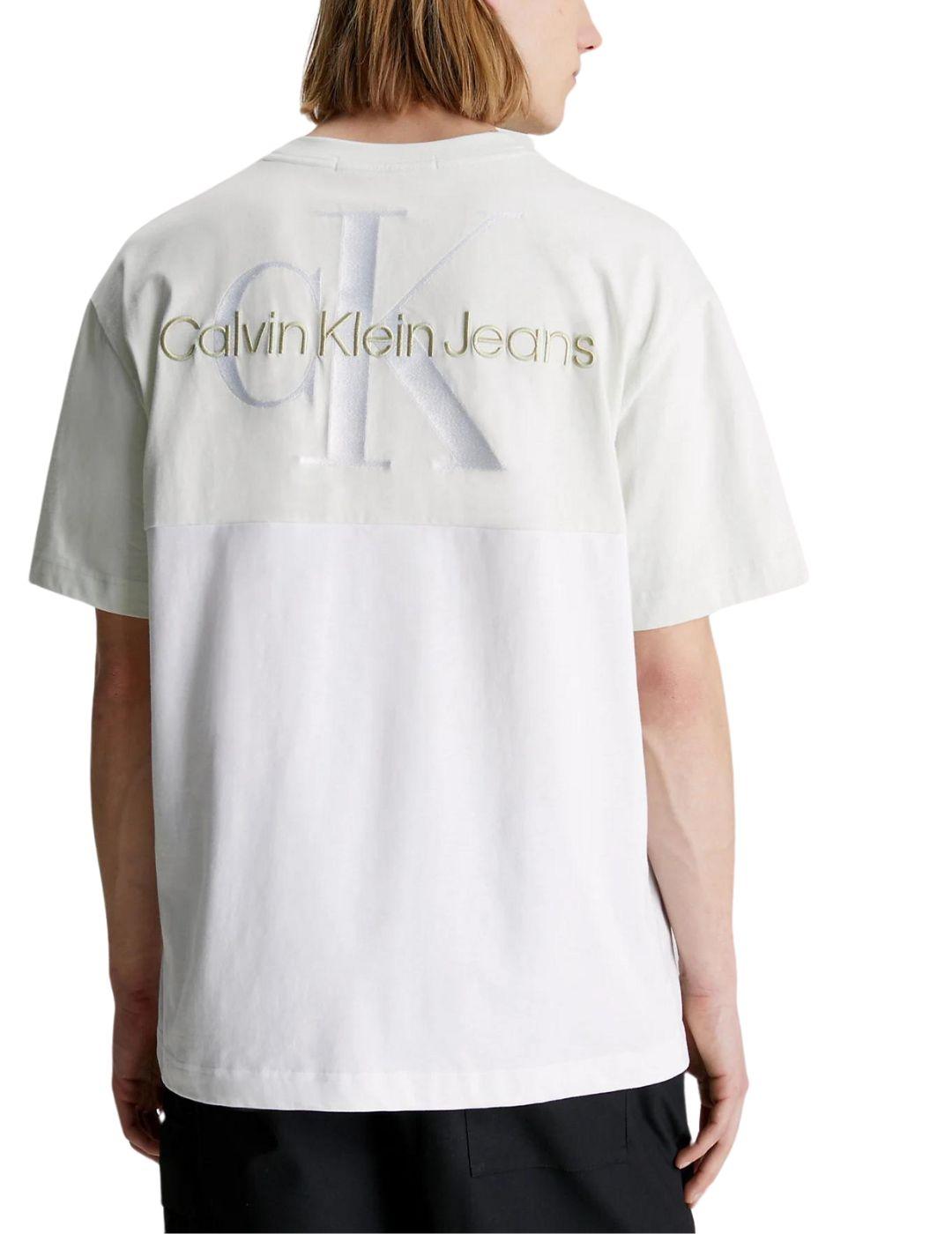 Camiseta Calvin Klein de manga corta con diseño color block