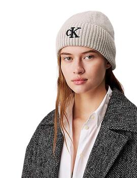 Gorro Calvin Klein beige con pompón
