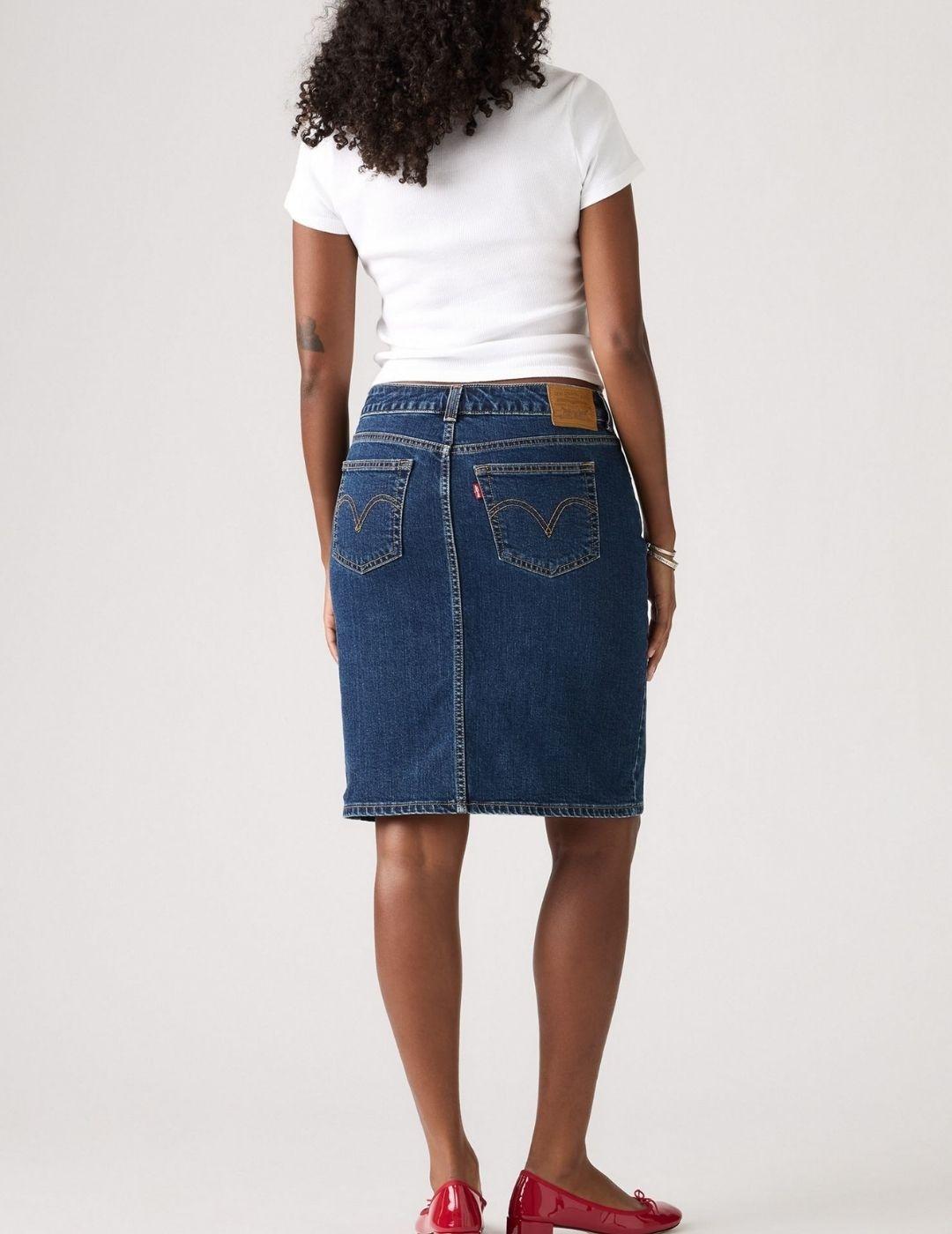 Falda Levi's® denim elástico en azul largo por la rodilla