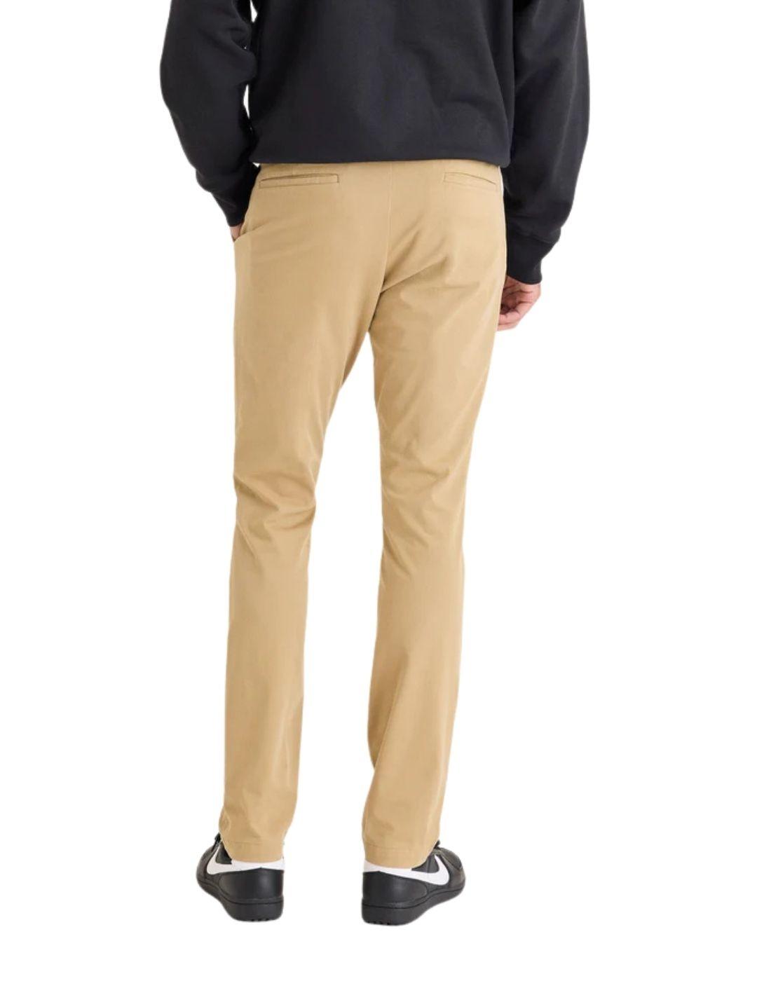 Pantalón Dockers Go ActiveFlex Chino Slim Fit de hombre
