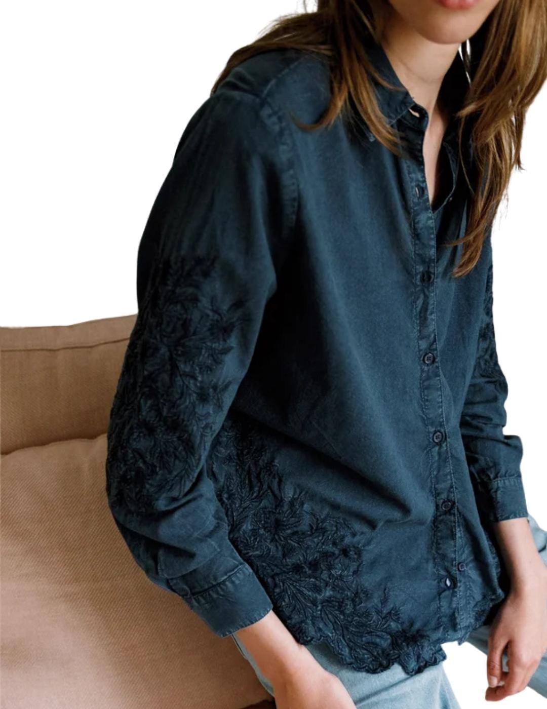 Camisa Indi & Cold voile bordada en tejido denim de mujer