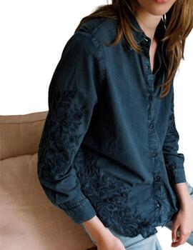 Camisa Indi & Cold voile bordada en tejido denim de mujer