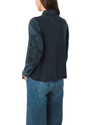 Camisa Indi & Cold voile bordada en tejido denim de mujer