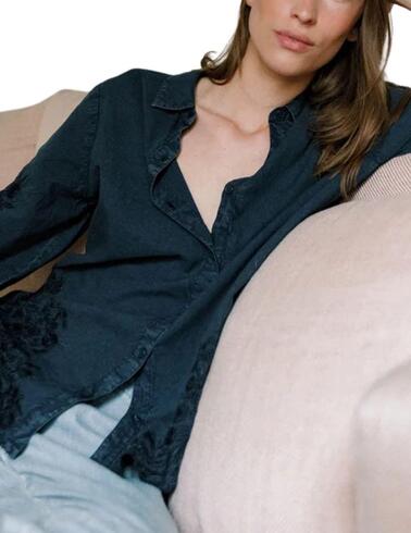 Camisa Indi & Cold voile bordada en tejido denim de mujer