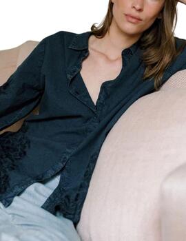 Camisa Indi & Cold voile bordada en tejido denim de mujer