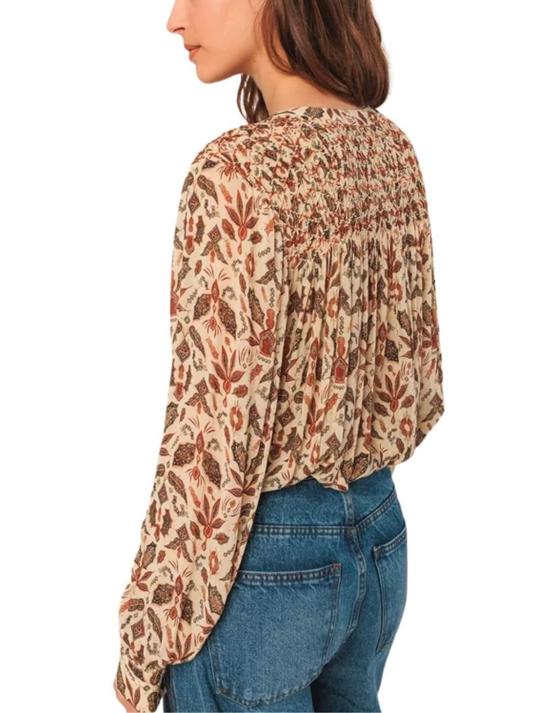 Indi & Cold camisa detalle smok estampada beige