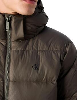 Chaqueta Calvin Klein de plumas con capucha en marrón