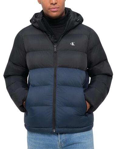 Chaqueta Calvin Klein de plumas con capucha bicolor