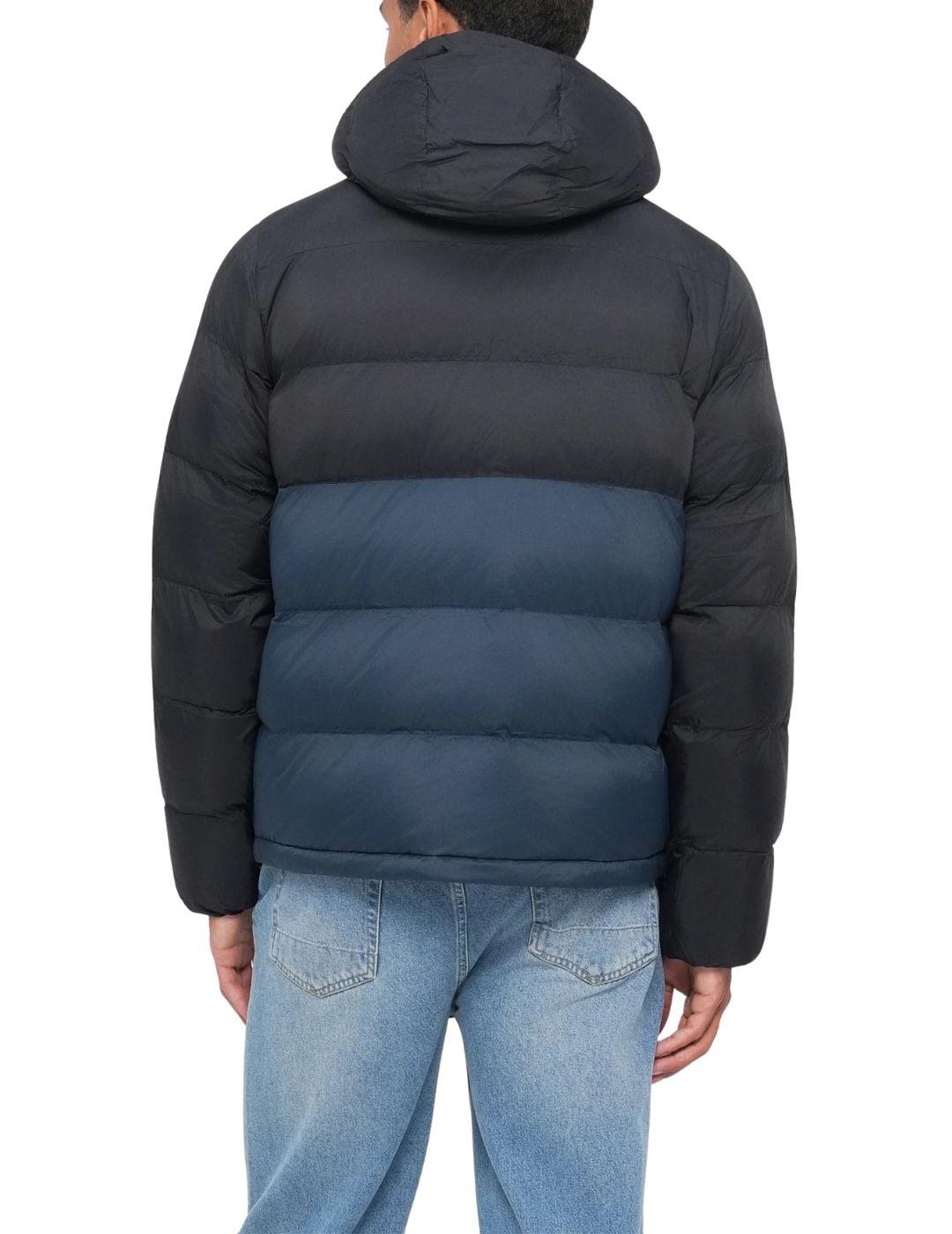 Chaqueta Calvin Klein de plumas con capucha bicolor