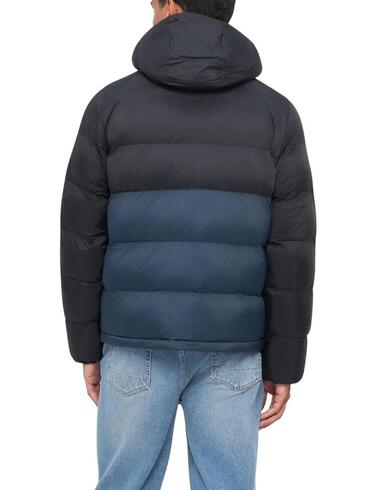 Chaqueta Calvin Klein de plumas con capucha bicolor