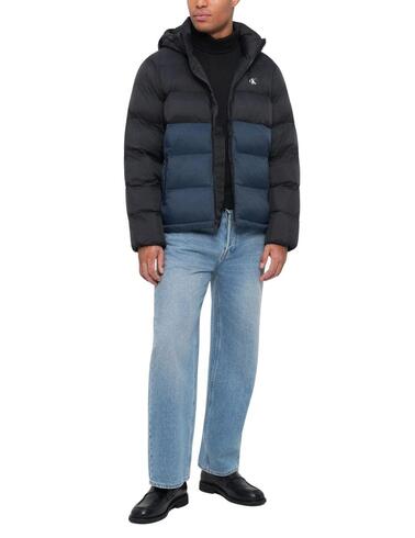 Chaqueta Calvin Klein de plumas con capucha bicolor