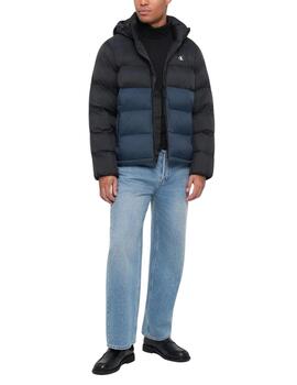 Chaqueta Calvin Klein de plumas con capucha bicolor