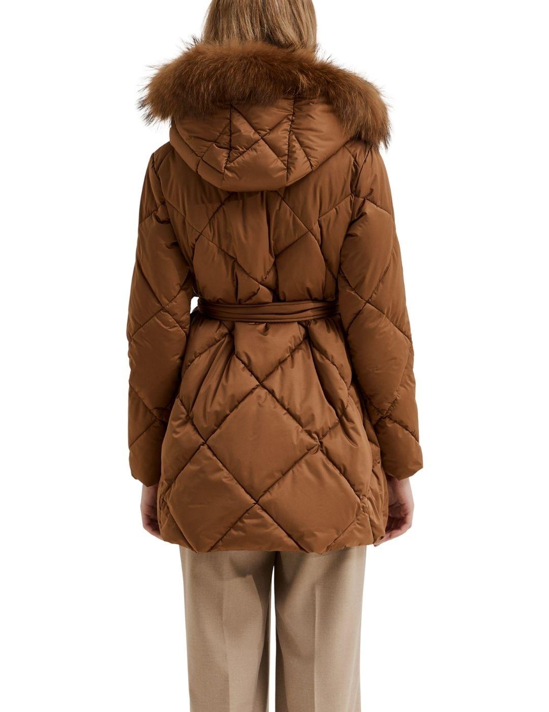 Chaqueta acolchada Lion of Porche con capucha y cinturón