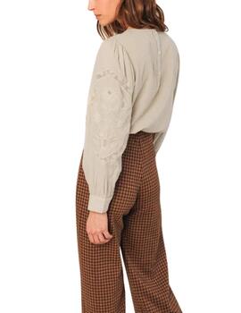 Blusa Indi & Cold con bordado romántico en color piedra