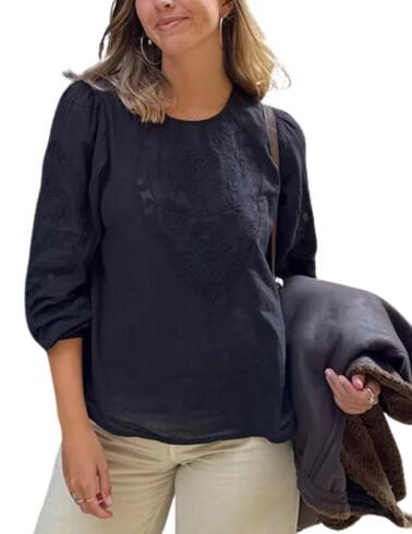 Blusa Indi & Cold con bordado romántico en negro de mujer
