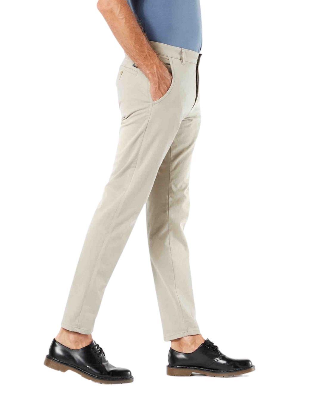 Pantalón Dockers Alpha Chino Tapered Fit beige de hombre